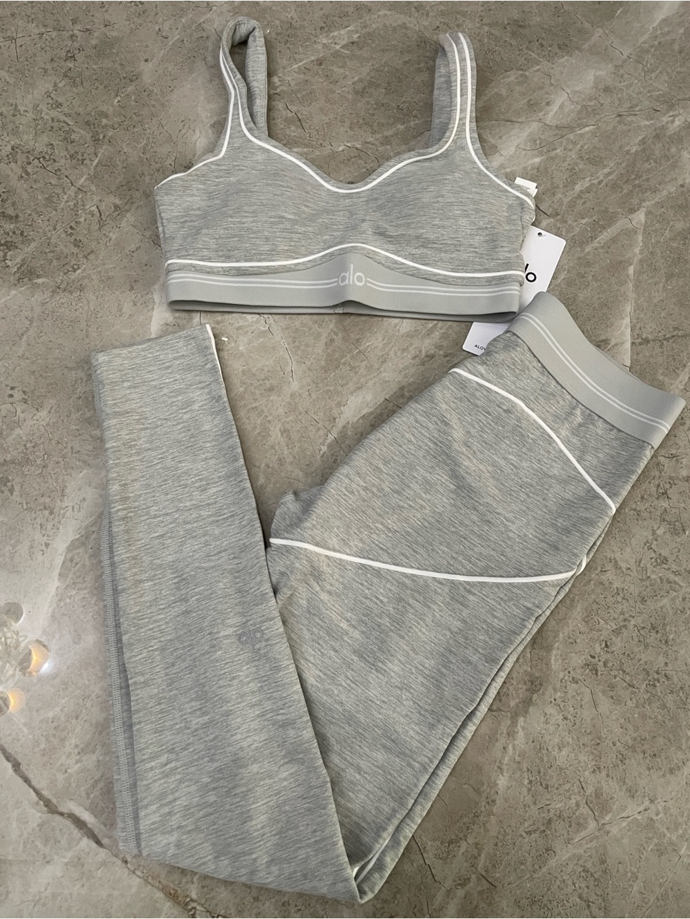 ALO Yoga Light Gray High-Waist Leggings & Matching Sports Bra Set - Picture 4 of 4